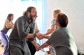 /album/galleria-foto-yoga-della-risata/risata-stretta-di-mano-jpg/